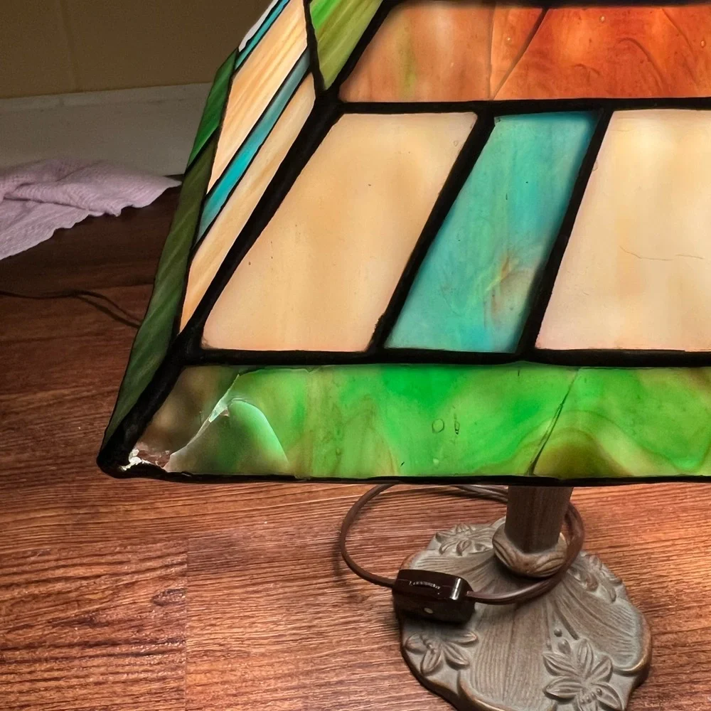 Underwriters Laboratory Vintage Small Portable Tiffany Stained Glass Lamp - Picture 7 of 14